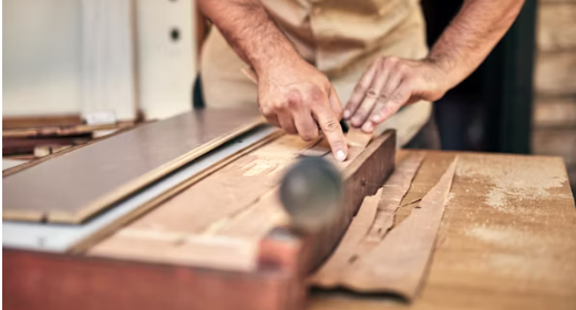 Artisan travaillant dans son atelier à La Réunion